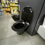 ŠKOLJKA WC CRNA-CRENZA VISEĆA RIMLESS SA DASKOM