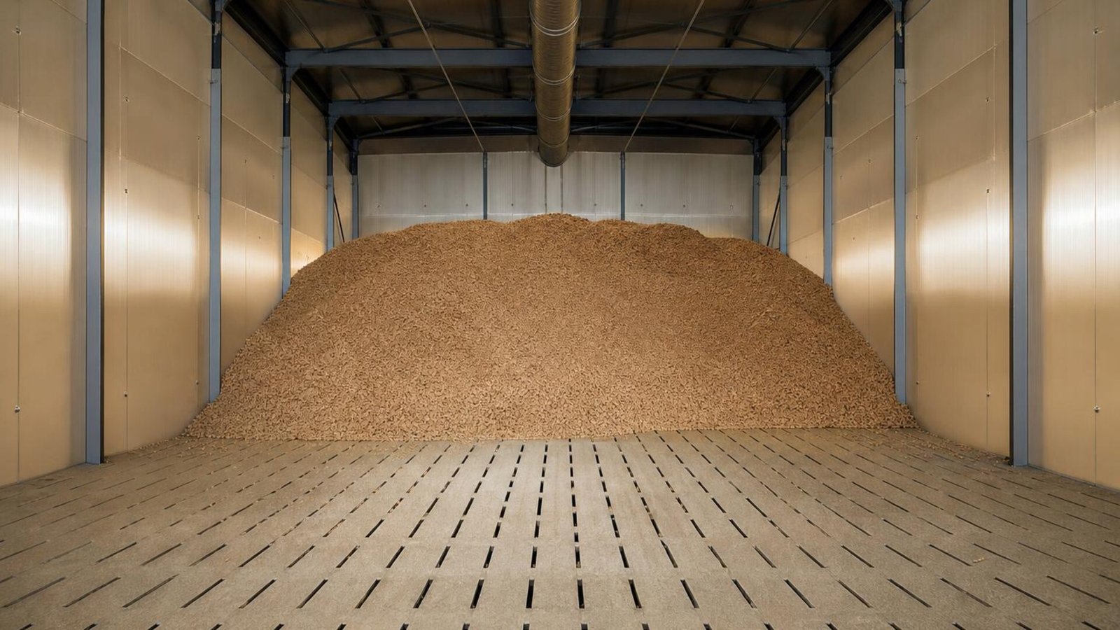 Silos ili zatvoren prostor za suho skladištenje peleta, povišena podloga i ventilacija